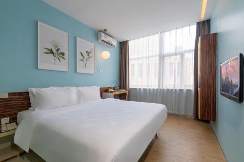 Standard Queen Room room in Shenzhen Dongmen Colour Hotel