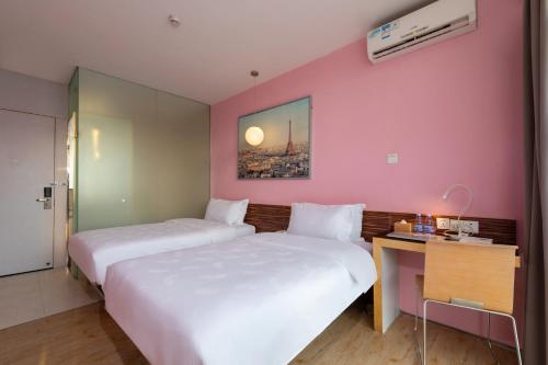 Standard Twin Room image 3