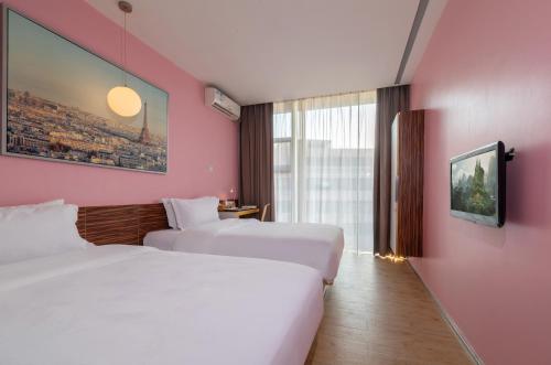 Standard Twin Room image 4