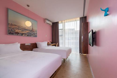 Standard Twin Room image 2