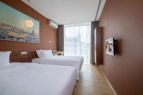 Standard Twin Room image 6