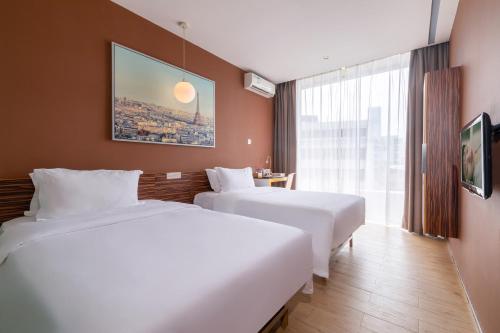Standard Twin Room room in Shenzhen Dongmen Colour Hotel