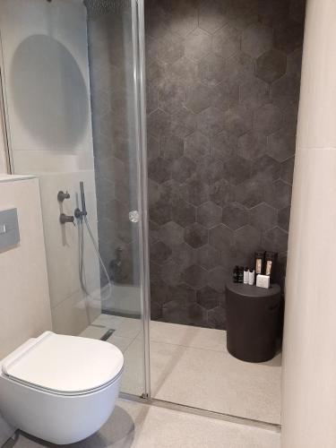 Junior Suite with Jetted tub image 8