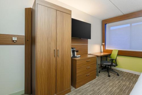 Holiday Inn Express Milwaukee - West Medical Center