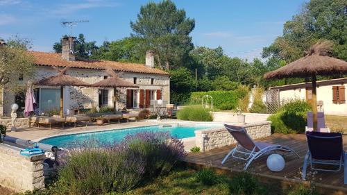 Maison d'une chambre avec piscine partagee terrasse et wifi a Bussac Foret - Location saisonnière - Bussac-Forêt