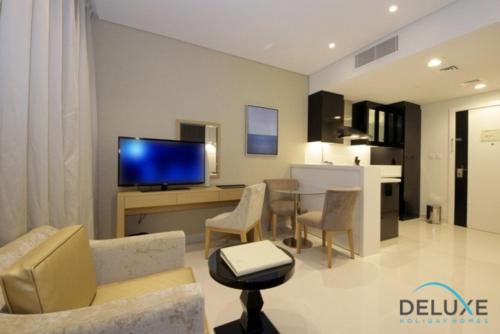 Deluxe Studio Apartment in Damac Maison Canal Views by Deluxe Holiday Homes - image 1