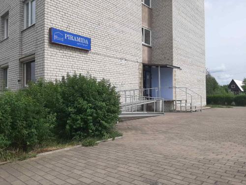 Entrance, Piramida Apartments in Narva