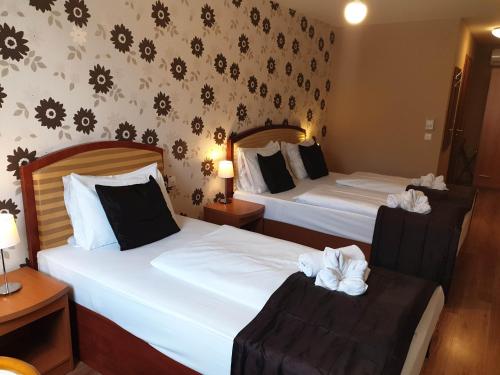 Six Inn Hotel - image 14