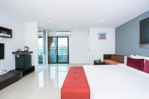 De Botan Srinakarin Hotel & Residence