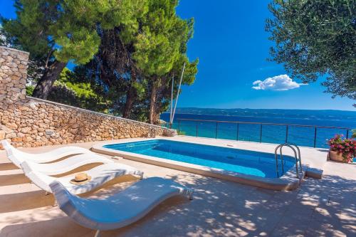 Beachfront Casa Ahoi with 2 bedrooms, heated pool, amazing sea views - Accommodation - Omiš