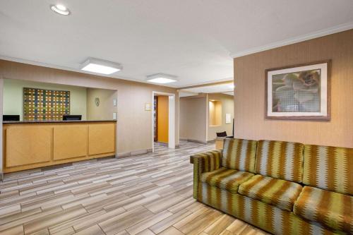 La Quinta Inn by Wyndham Auburn Worcester - image 4