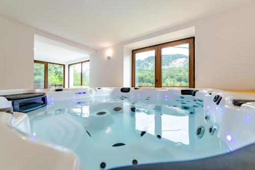 Bañera de hidromasaje, Yael Luxury Apartments 3 in Poiana Tapului