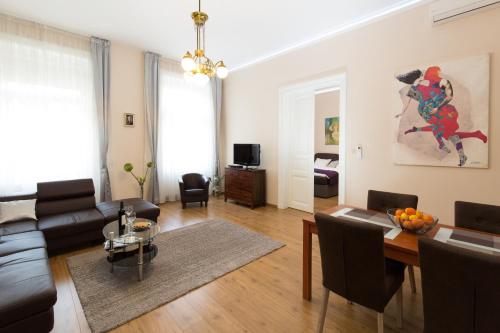 Elegant apartment with Buda Castle view 5