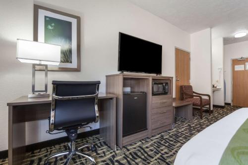 Quality Inn & Suites West Omaha - NE Linclon