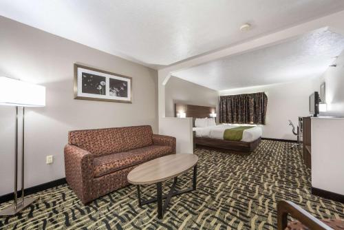 Quality Inn & Suites West Omaha - NE Linclon