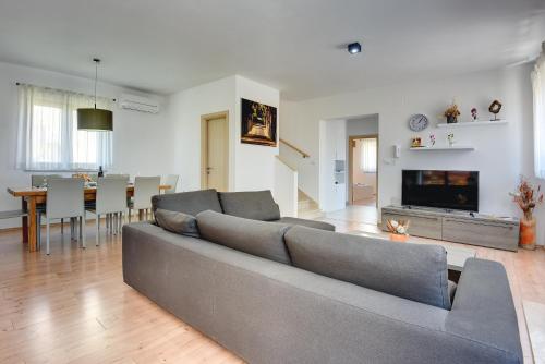 Three-Bedroom Holiday Home  image 4