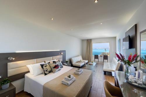 Family Room with Inland View (2 Adults + 2 Children) image 10