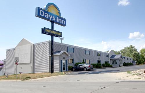 入口, 錫達福爾斯大學廣場溫德姆戴斯酒店 (Days Inn by Wyndham Cedar Falls- University Plaza) in 錫達福爾斯