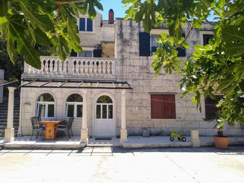  Apartments Curri in Pučišća