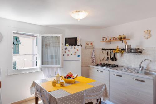 Bright Apartment with Terrace - image 10