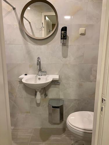 Hotel Damrak Inn - image 3