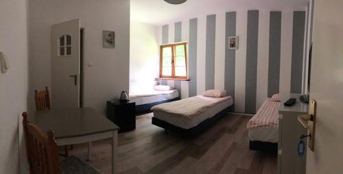 3 twin beds