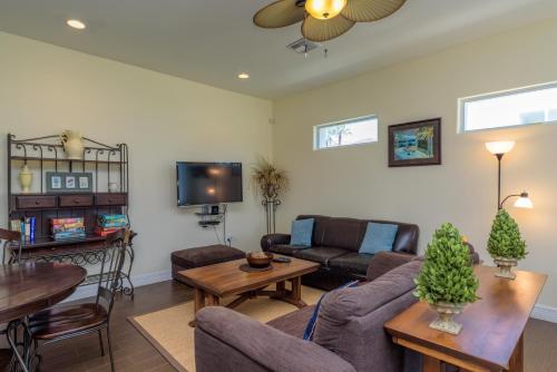 Capricorn - 2 Bedroom Condo short walk to the beach - image 4