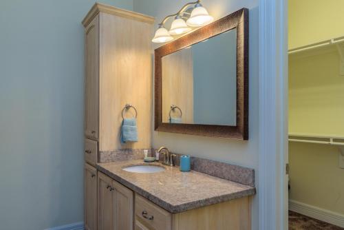 Capricorn - 2 Bedroom Condo short walk to the beach - image 6