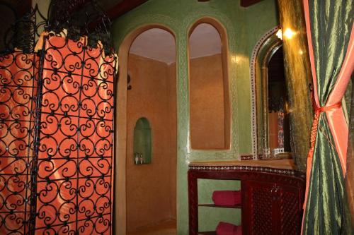 room detail thumbnail 2