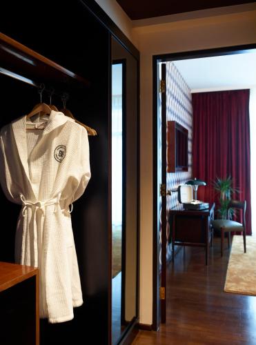Deluxe King or Twin Room with Balcony image 5