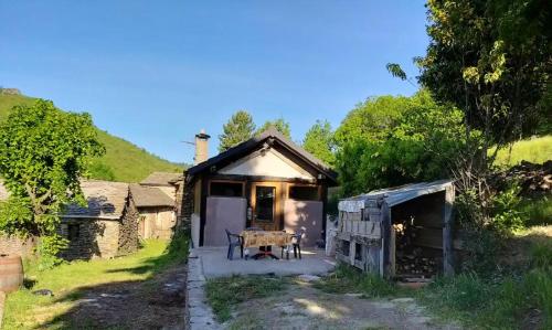 House with 2 bedrooms in Saint Martin de Boubaux with wonderful mountain view furnished garden and WiFi gîte à louer Saint-Germain-de-Calberte