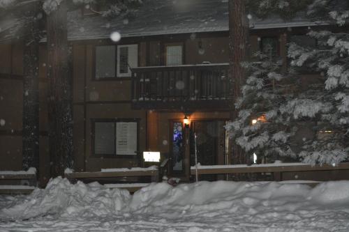 Snow Summit Getaway Home in Big Bear Lake, USA