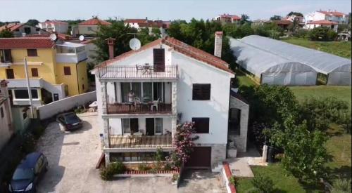  APP-AMELIJAS, Pension in Zambratija