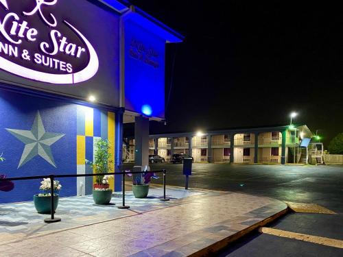 R Nite Star Inn and Suites -Home of the Cowboys & Rangers