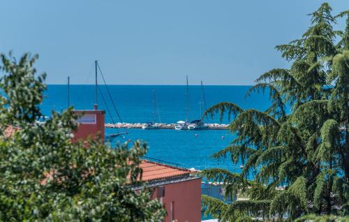 JUST RENOVATED stylish 2 bedrooms apartment only a few steps from the beach!