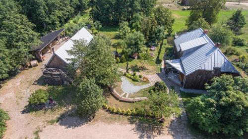 A szálláshely kívülről, Atomi in Ezerkrasts