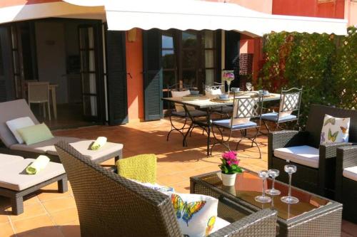  Apartamento en el Puerto de Sóller con gran terraza privada y vistas al mar. Piscina comunitaria. Localizado en un zona tranquila y muy soleada. Wifi gratis disponible. Parking. in Puerto de Sóller