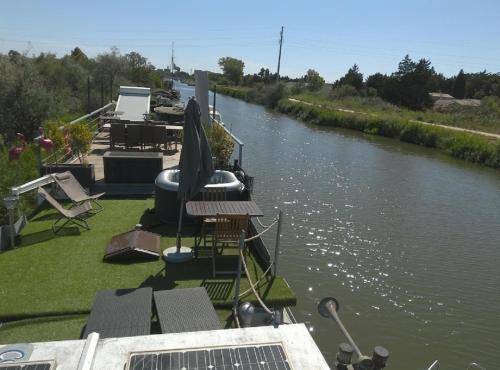 Séjour atypique et insolite sur notre péniche La Coradine avec grand spa