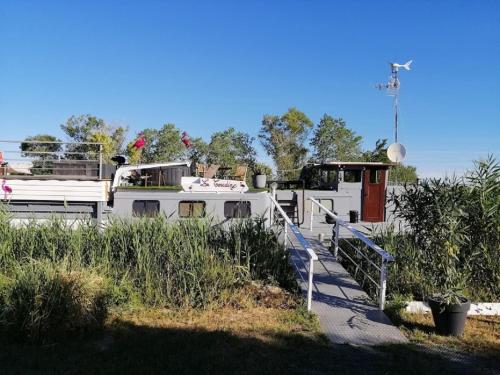 Séjour atypique et insolite sur notre péniche La Coradine avec grand spa