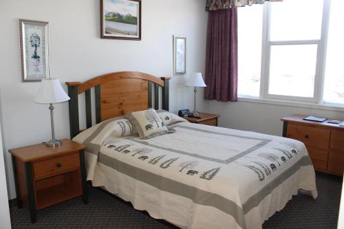 Deluxe Queen Suite with Mountain View