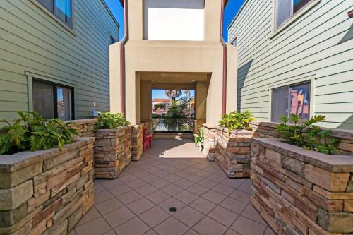 Great for Families! - Walk to Shops Beach Bay and Restaurants condo - image 3