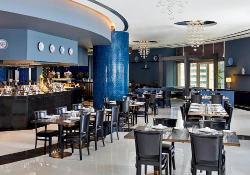 Restaurant, Best Plaza West Bay Hotel near Museum of Illusions