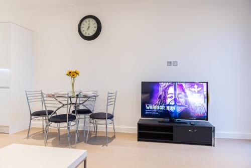 Beautiful 1 Bed Apartment in Centre of St Albans - Free Parking - 5 min walk to St Albans city centre & Railway station, 15mins drive to Harry Potter World - Free Super-fast Wifi