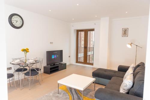 Beautiful 1 Bed Apartment in Centre of St Albans - Free Parking - 5 min walk to St Albans city centre & Railway station, 15mins drive to Harry Potter World - Free Super-fast Wifi