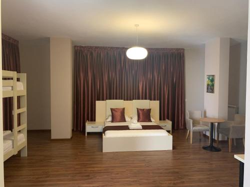 Deluxe Family Room image 10
