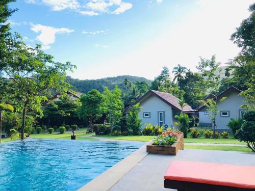 Swimming pool, Evergreen Koh Chang Resort in Klong Son