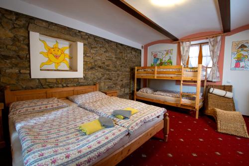 1 queen bed, 2 bunk beds