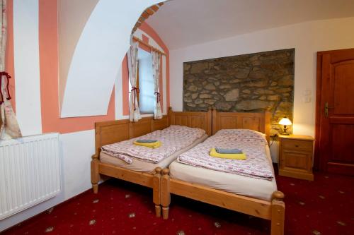 2 twin beds, 1 sofa bed