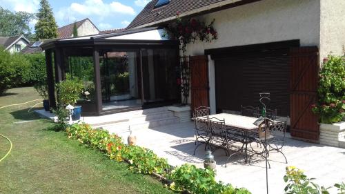 a l'oree du bois in Bois-Jerome-Saint-Ouen