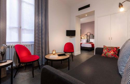 2 twin beds, 1 sofa bed